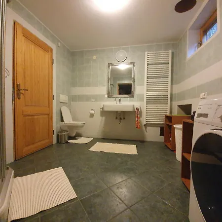Cosy Spacious Wooden Chalet Na Hrib 木屋