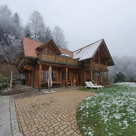Cosy Spacious Wooden Chalet Na Hrib 木屋
